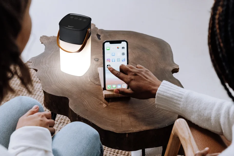 Bluetooth-Lautsprecher mit LED-Licht. 10.3x9.5x19cm schwarz
