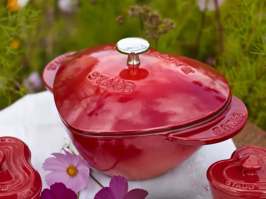 Cocotte 20cm, Herz, Kirsch-Rot, Gusseisen 2.2l