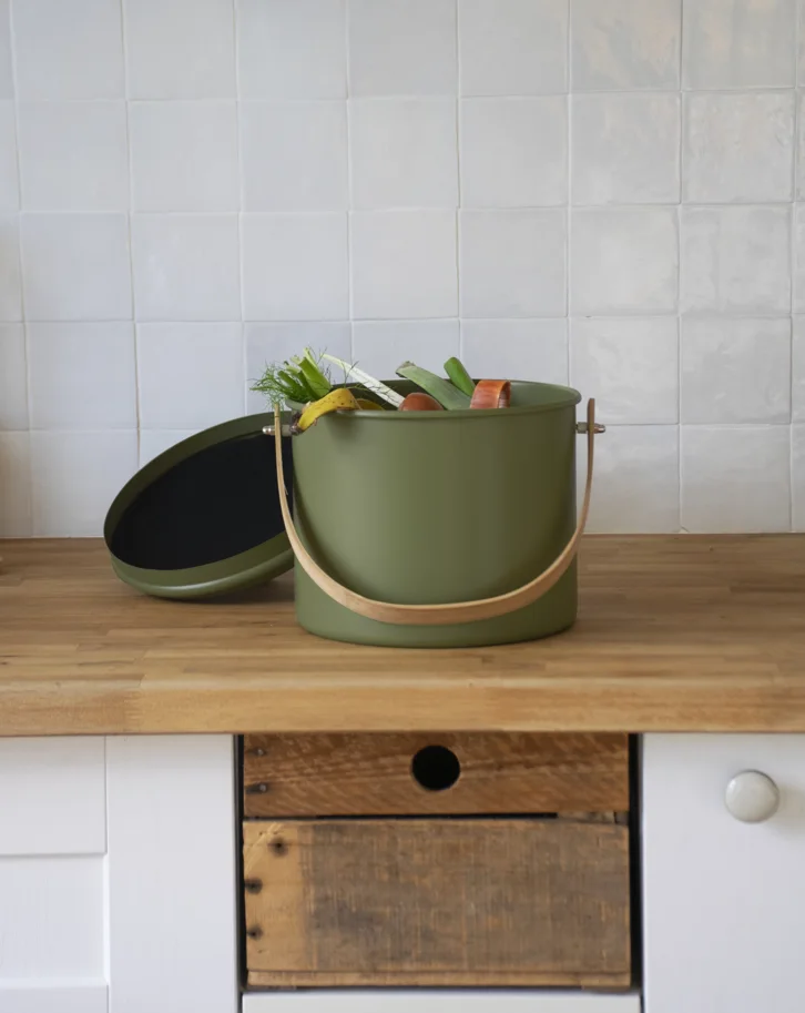 Kompostbehälter 7l Metall olive und Bambus mit Kohlefilter