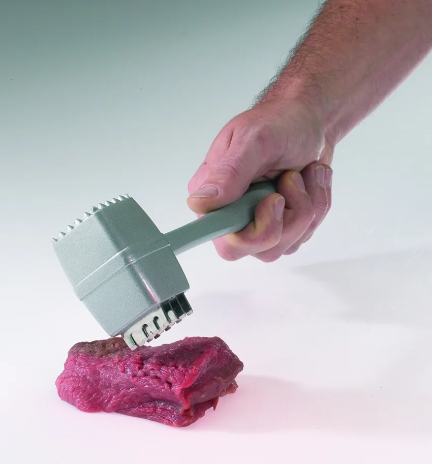 Steakhammer Steakmaster, mit Messern gespickt, 24x7.5x4.5