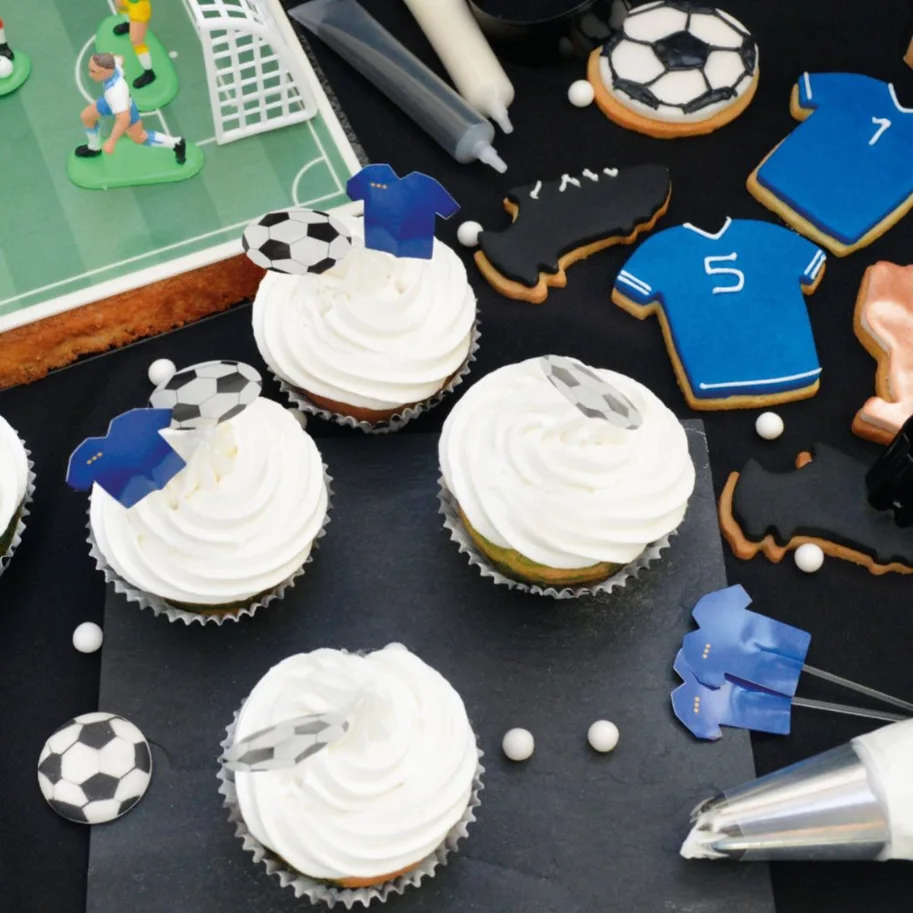 24 Cupcakesförmchen u. 24 Cake Toppers Fussball