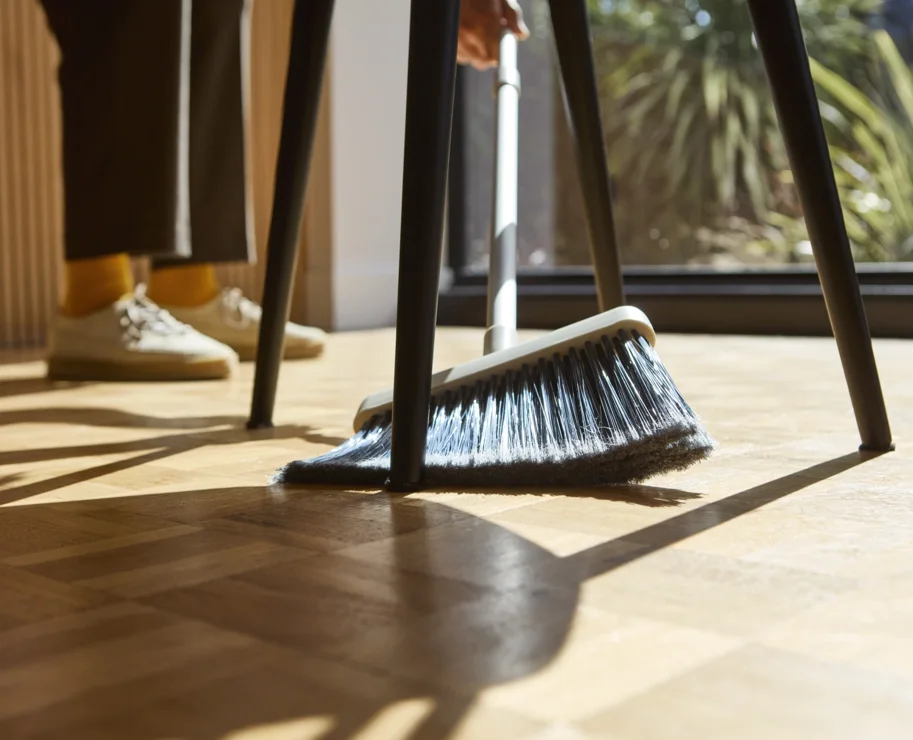 CleanTech Besen mit Wandhalterung 7.8x25.6x93.6cm stone