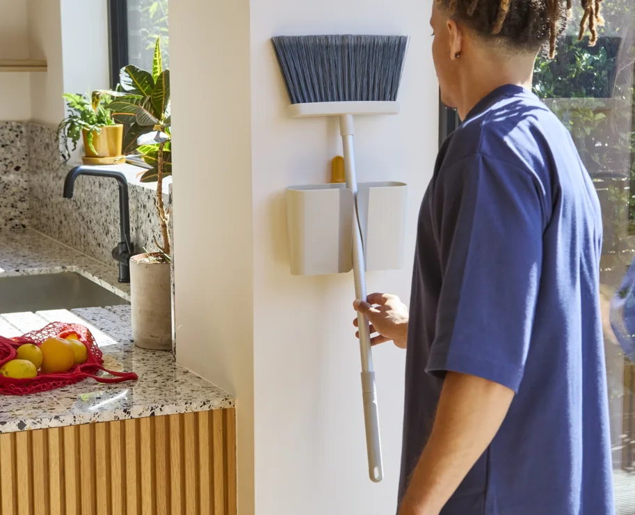 CleanTech Besen mit Wandhalterung 7.8x25.6x93.6cm stone