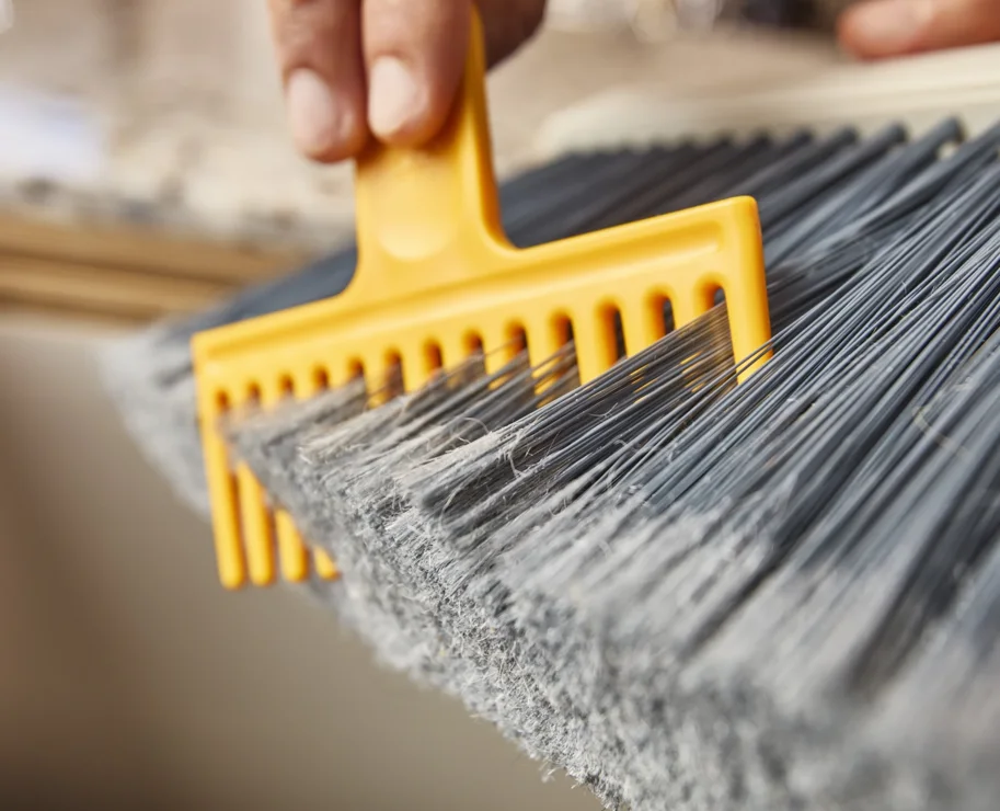 CleanTech Besen mit Wandhalterung 7.8x25.6x93.6cm stone