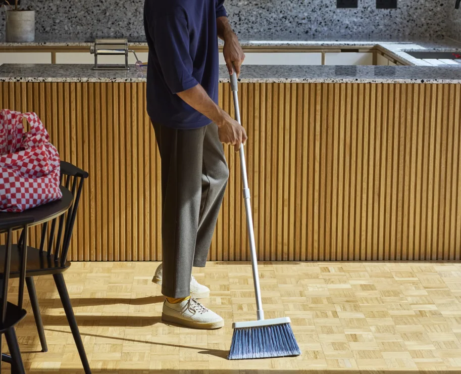 CleanTech Besen mit Wandhalterung 7.8x25.6x93.6cm stone